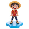Mini Cable Guy de Luffy de One Piece con sombrero de paja sobre base azul