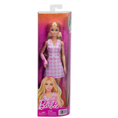 Muñeca Barbie rubia con brazo escayolado rosa y conjunto de cuadros