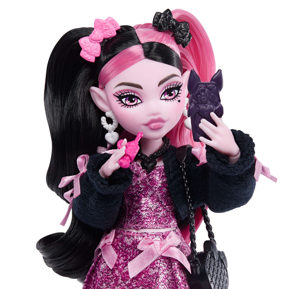Muñeca Draculaura Monster High con vestido negro y rosa, accesorios y Count Fabulous - 5