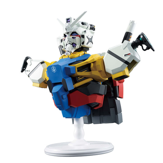 Figura Ichibansho White Gundam GQuuuuuuX de Banpresto sobre base blanca - 2