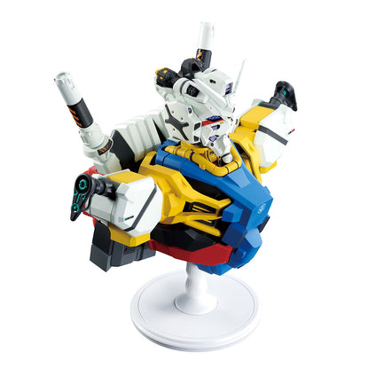 Figura Ichibansho White Gundam GQuuuuuuX de Banpresto sobre base blanca - 3