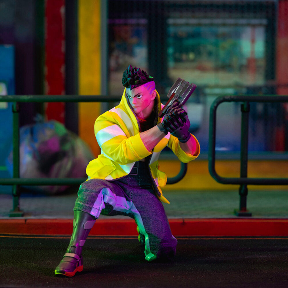 Figura articulada de David de Cyberpunk Edgerunners con chaqueta amarilla - 6