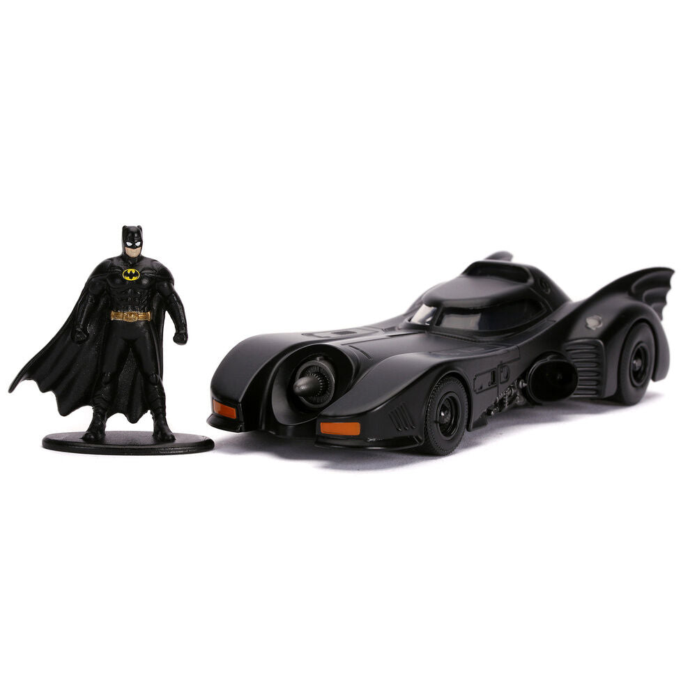 Figura de Batman junto al Batmóvil negro de 1989 a escala 1:32