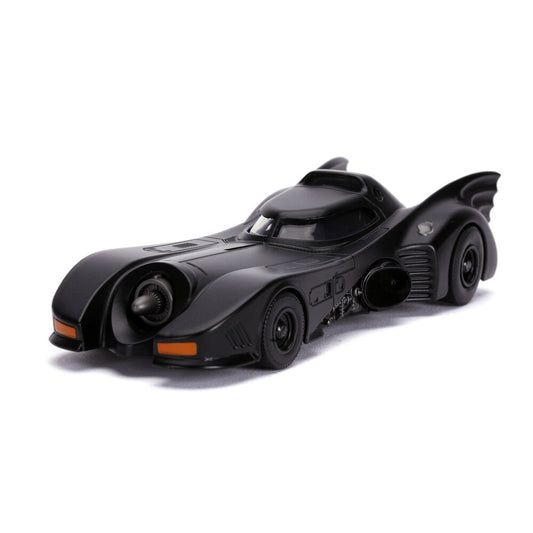 Figura de Batman junto al Batmóvil negro de 1989 a escala 1:32 - 3