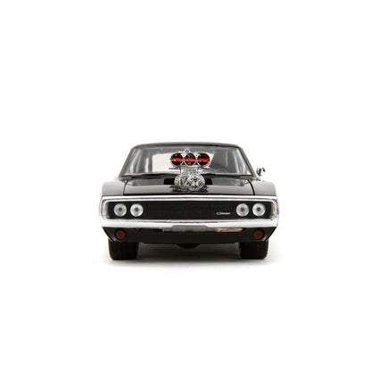 Figura de Dominic Toretto junto a réplica negra del Dodge Charger R/T - 3