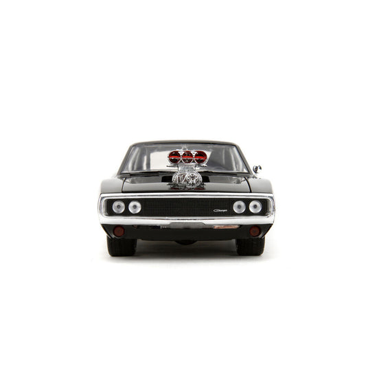 Figura de Dominic Toretto junto a réplica negra del Dodge Charger R/T - 3