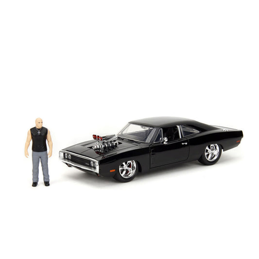 Figura de Dominic Toretto junto a réplica negra del Dodge Charger R/T