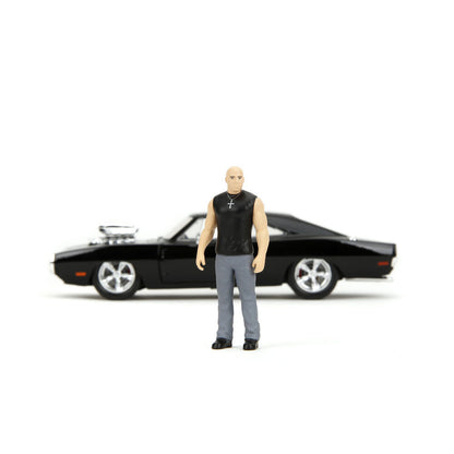 Figura de Dominic Toretto junto a réplica negra del Dodge Charger R/T - 5