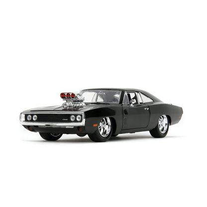 Figura de Dominic Toretto junto a réplica negra del Dodge Charger R/T - 6