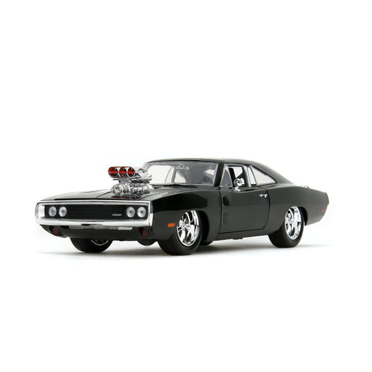 Figura de Dominic Toretto junto a réplica negra del Dodge Charger R/T - 6
