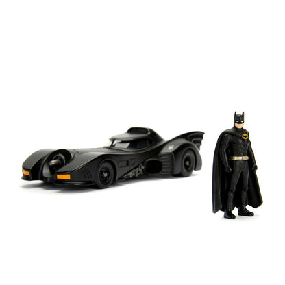 Figura de Batman junto a un Batmóvil negro a escala 1:24 - 3