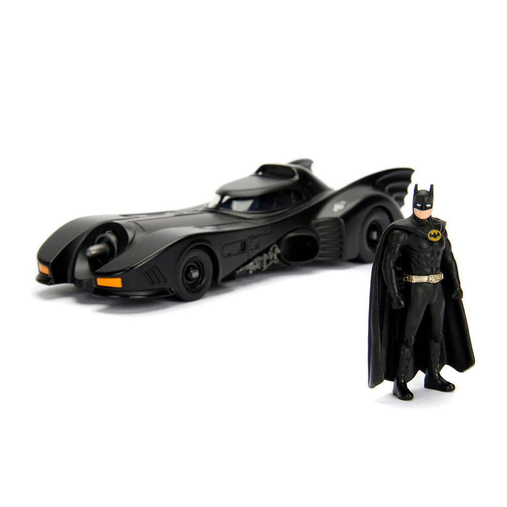 Figura de Batman junto a un Batmóvil negro a escala 1:24 - 4