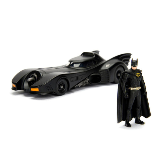 Figura de Batman junto a un Batmóvil negro a escala 1:24 - 4