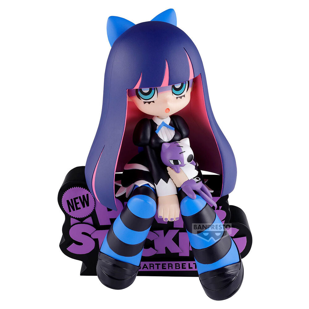 Figura de Stocking sentada con cabello azul y morado y botas a rayas