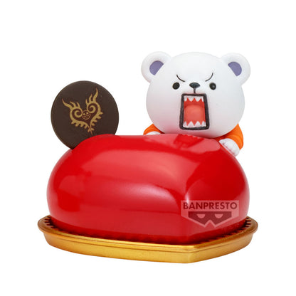 Figura de Bepo de One Piece sobre una base roja y dorada