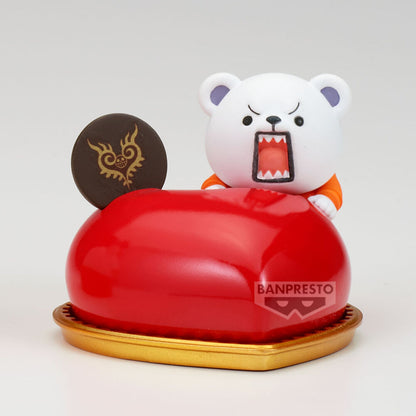 Figura de Bepo de One Piece sobre una base roja y dorada - 2