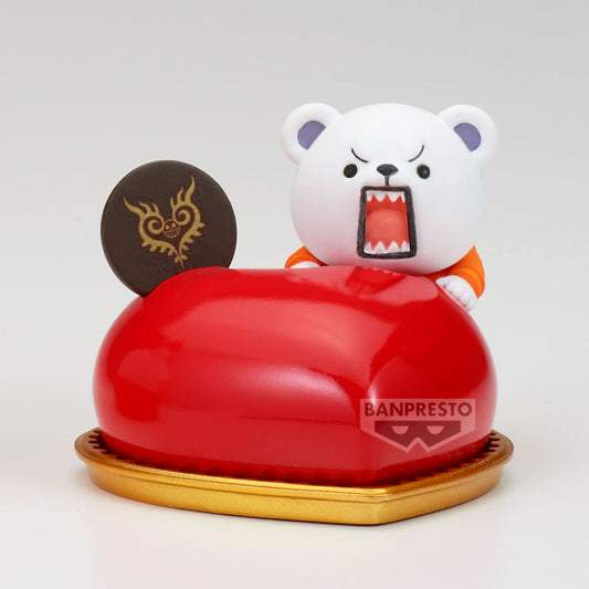 Figura de Bepo de One Piece sobre una base roja y dorada - 2