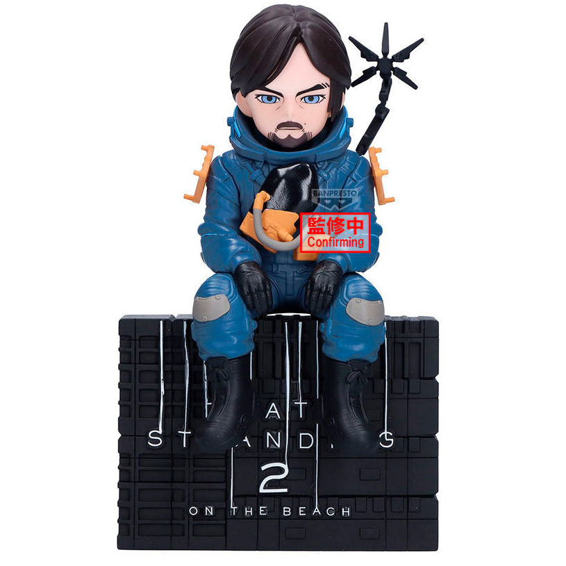 Figura Banpresto de Sam de Death Stranding 2 sentado sobre una base negra