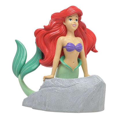 Hucha de Ariel de La Sirenita Disney sobre una base rocosa
