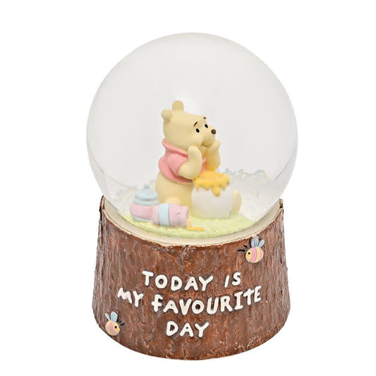 Bola de nieve de Winnie the Pooh con copos brillantes y base de tronco