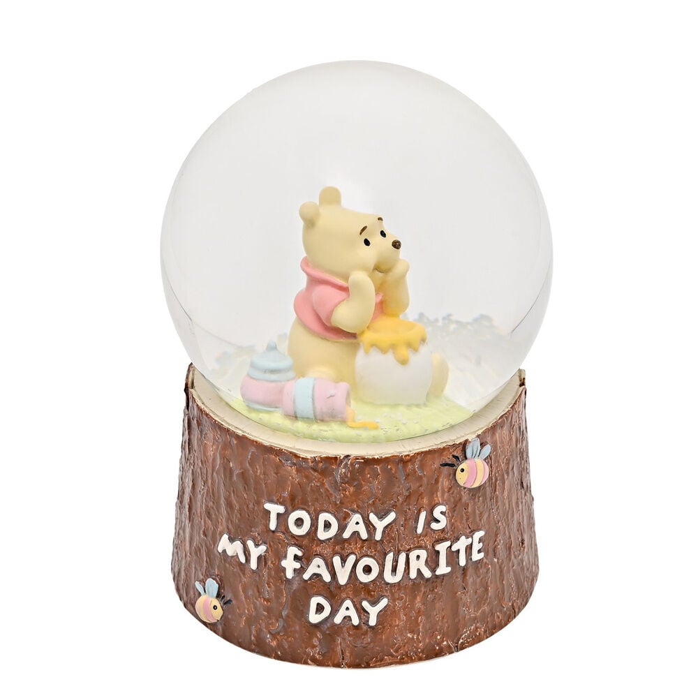 Bola de nieve de Winnie the Pooh con copos brillantes y base de tronco
