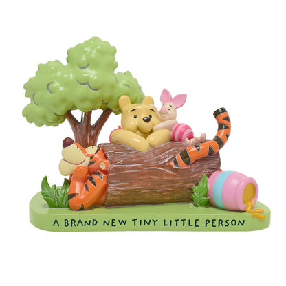 Figura Disney Winnie the Pooh con Piglet y Tigger sobre un tronco