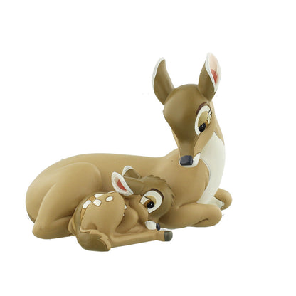 Figura de Bambi Disney junto a un ciervo adulto