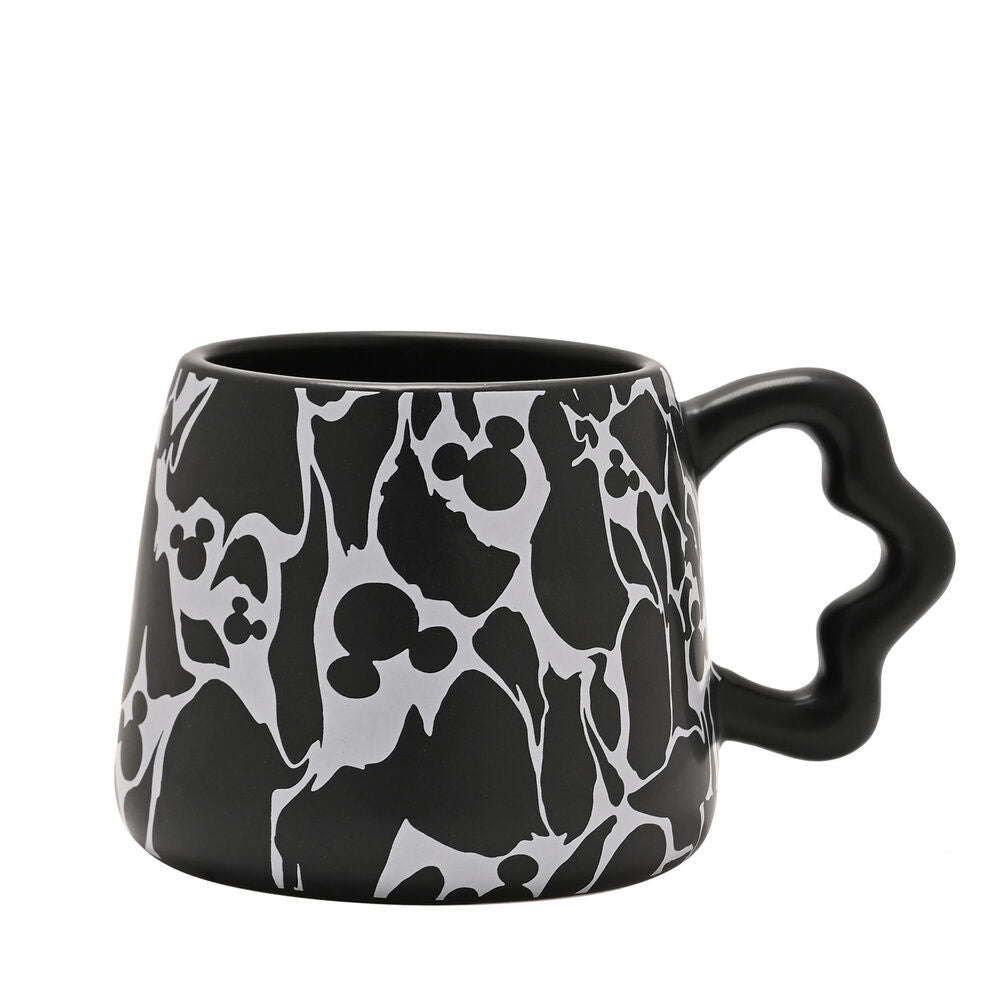 Taza negra de Mickey Disney con siluetas blancas y asa ondulada