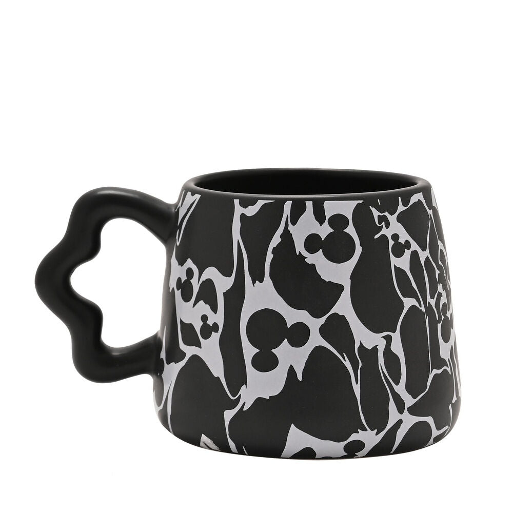Taza negra de Mickey Disney con siluetas blancas y asa ondulada - 2