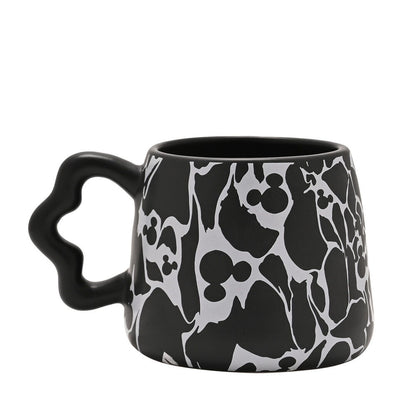 Taza negra de Mickey Disney con siluetas blancas y asa ondulada - 2
