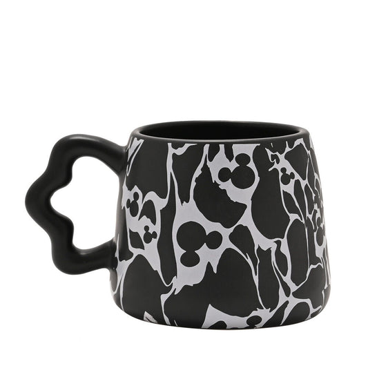 Taza negra de Mickey Disney con siluetas blancas y asa ondulada - 2