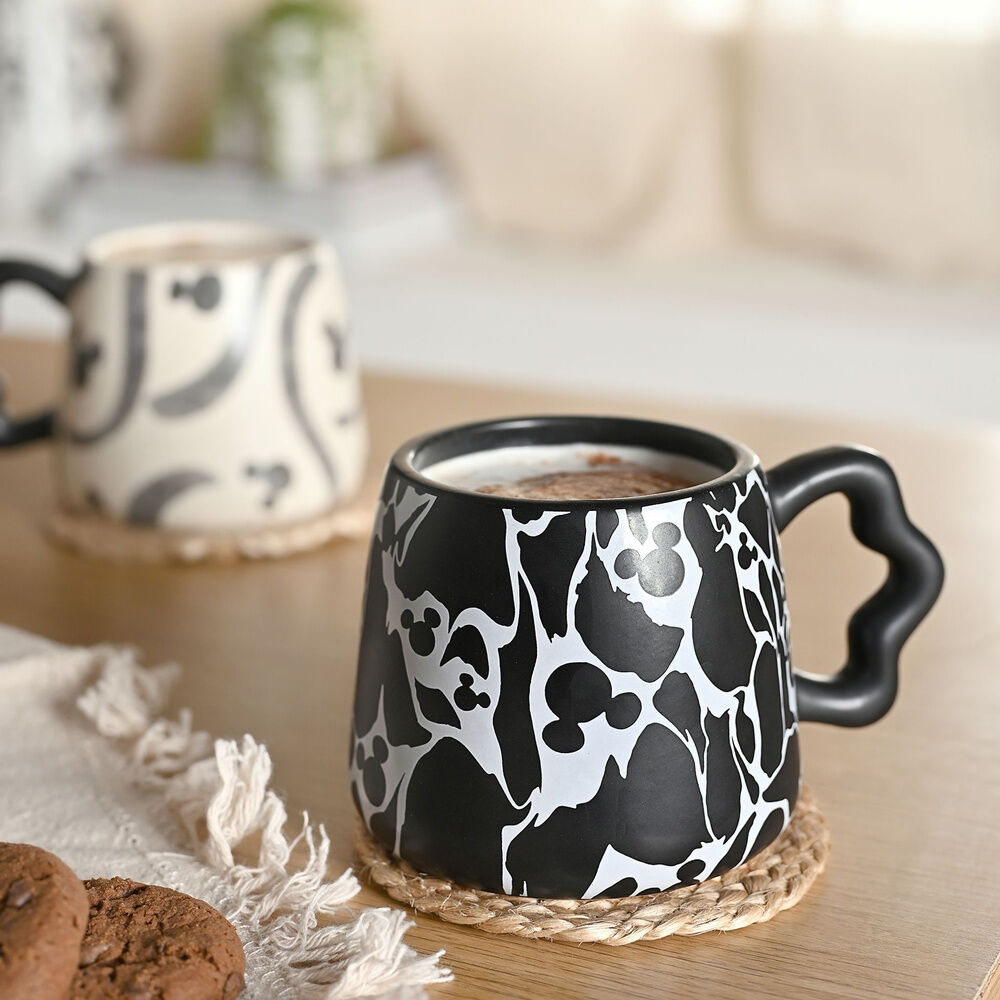 Taza negra de Mickey Disney con siluetas blancas y asa ondulada - 4