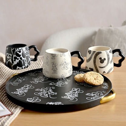 Taza negra de Mickey Disney con siluetas blancas y asa ondulada - 5