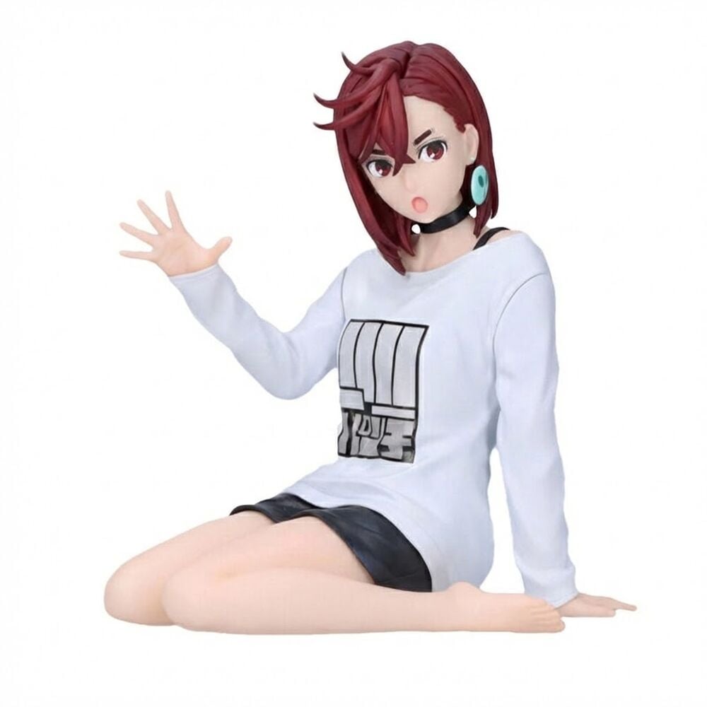 Figura de Momo de Dandadan sentada con camiseta blanca y falda negra