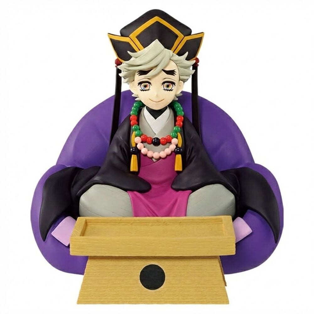 Figura de Doma de Demon Slayer sentado con vestimenta morada