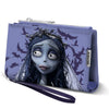Cartera morada de La Novia Cadáver con ilustración de Emily y cuervos