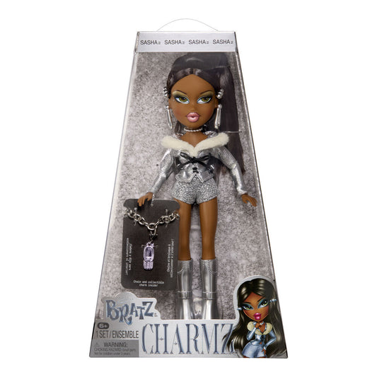 Muñeca Sasha Bratz Stylin con conjunto plateado y charm del 25 aniversario