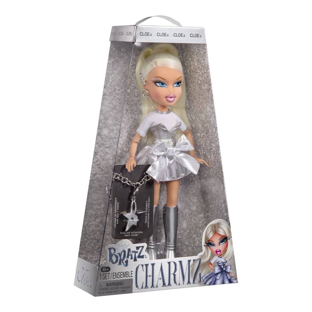 Muñeca Cloe Bratz Charmz Stylin con vestido plateado y charm coleccionable - 2