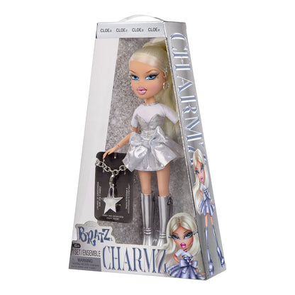 Muñeca Cloe Bratz Charmz Stylin con vestido plateado y charm coleccionable - 3