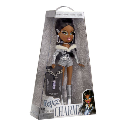 Muñeca Sasha Bratz Stylin con conjunto plateado y charm del 25 aniversario - 3
