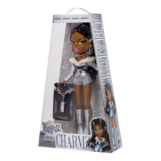 Muñeca Sasha Bratz Stylin con conjunto plateado y charm del 25 aniversario - 4