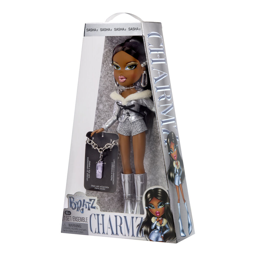 Muñeca Sasha Bratz Stylin con conjunto plateado y charm del 25 aniversario - 4