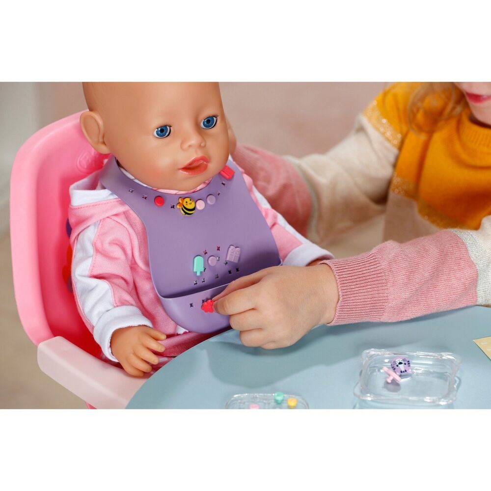 Babero morado Baby Born con pins decorativos - 4