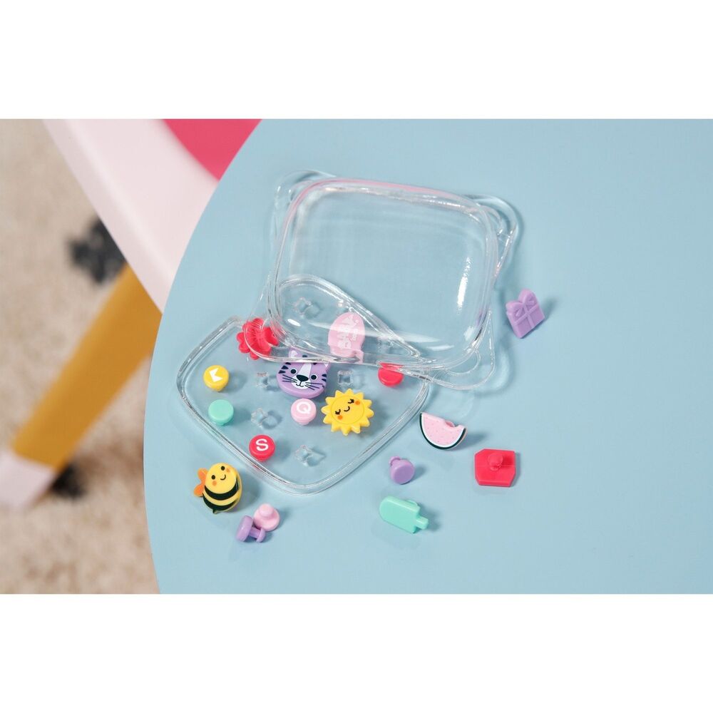Babero morado Baby Born con pins decorativos - 5
