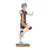 Figura de Koshi Sugawara de Haikyu!! con uniforme de voleibol sobre una base