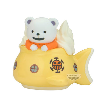 Figura de Bepo de One Piece sobre un submarino amarillo