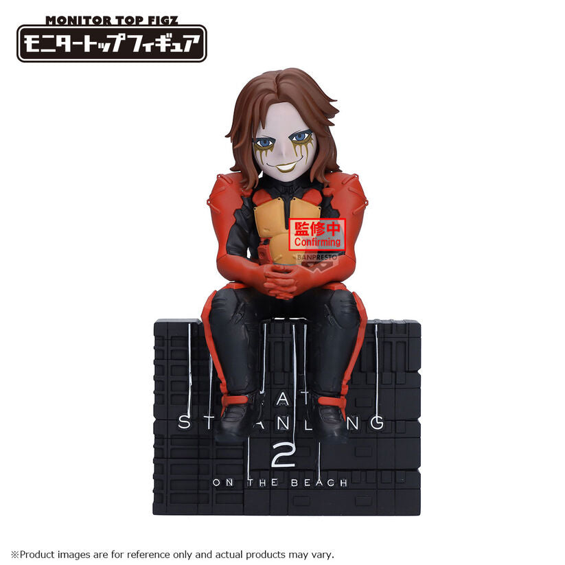Figura de Higgs de Death Stranding 2 On The Beach sentado sobre una base negra