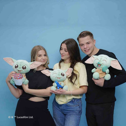 Peluche Grogu Macaroon de Star Wars con macaron turquesa - 3