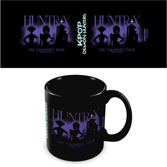 Taza negra Huntrix de KPop Demon Hunters con diseño The Takedown Tour