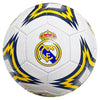 Balón de fútbol blanco del Real Madrid con escudo y detalles azul marino y amarillos